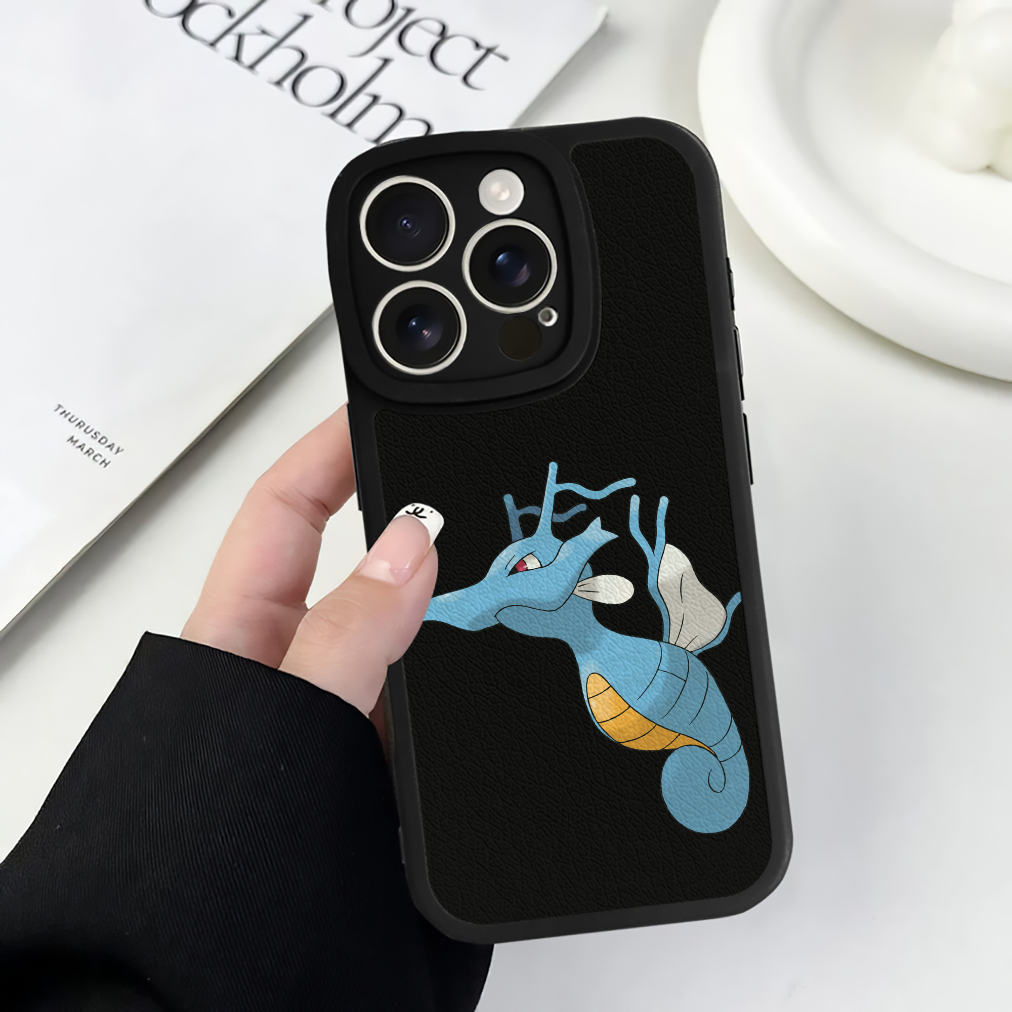 （画像用） ポケットモンスター Pokémon 【iPhone 16シリーズ対応】シリコンスマホケース（レザー調） 材質：シリコン